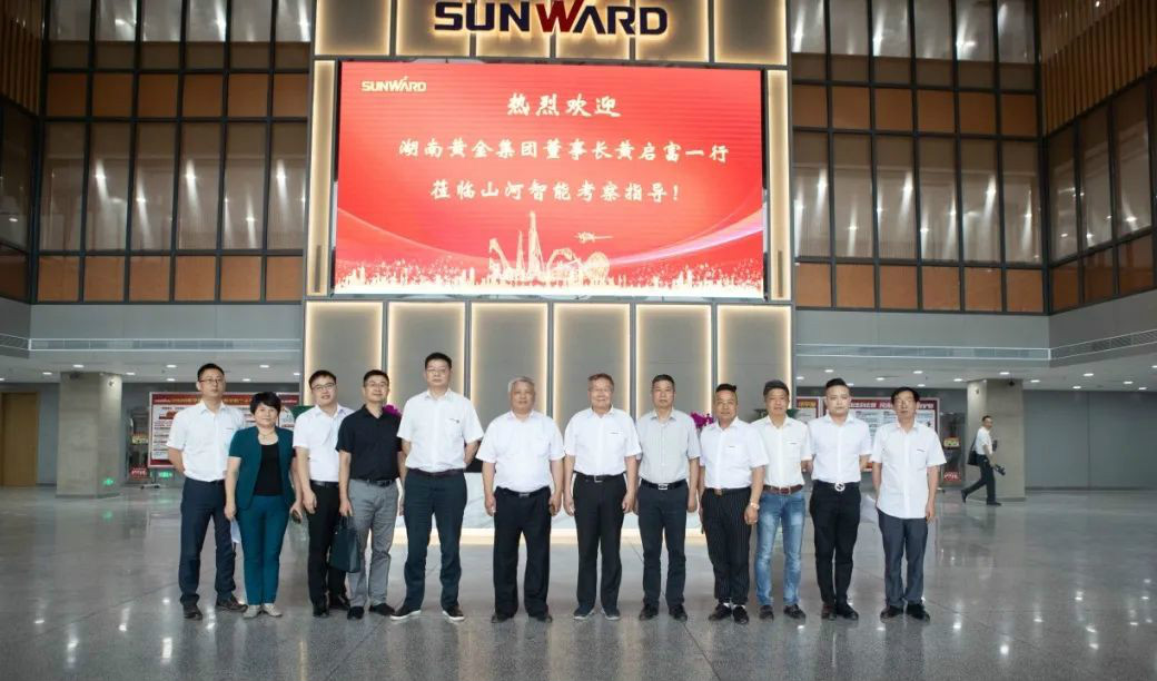 湖南黄金集团董事长黄启富一行考察山河智能