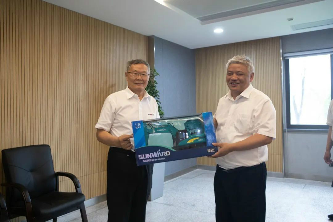 湖南黄金集团董事长黄启富一行考察山河智能