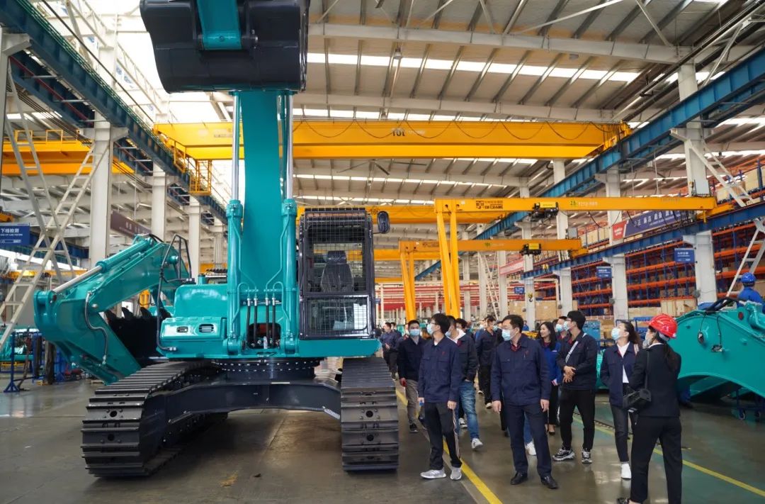 江南工业集团“双百青年”参观山河智能