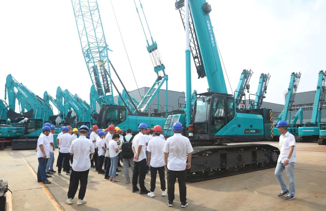 双鹰翱翔，“E”往无前！——山河智能新一代E系列起重机下线！