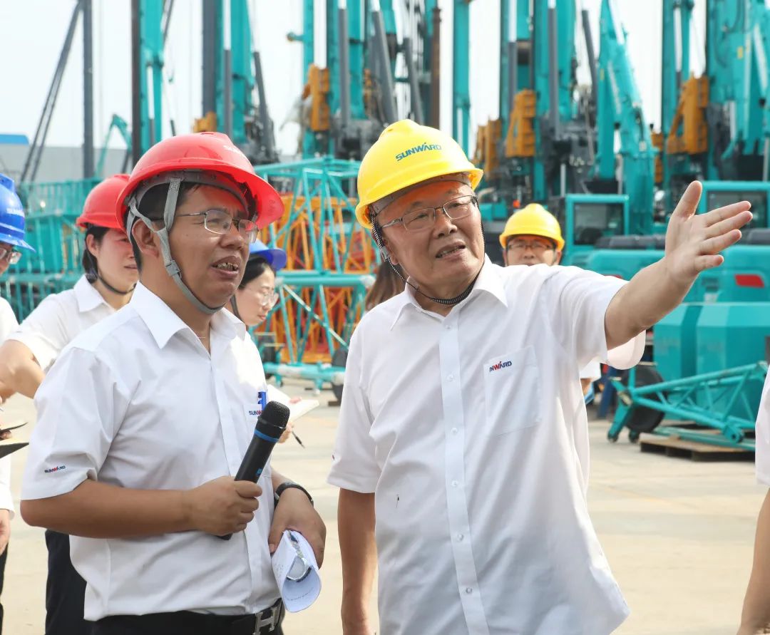 双鹰翱翔，“E”往无前！——山河智能新一代E系列起重机下线！