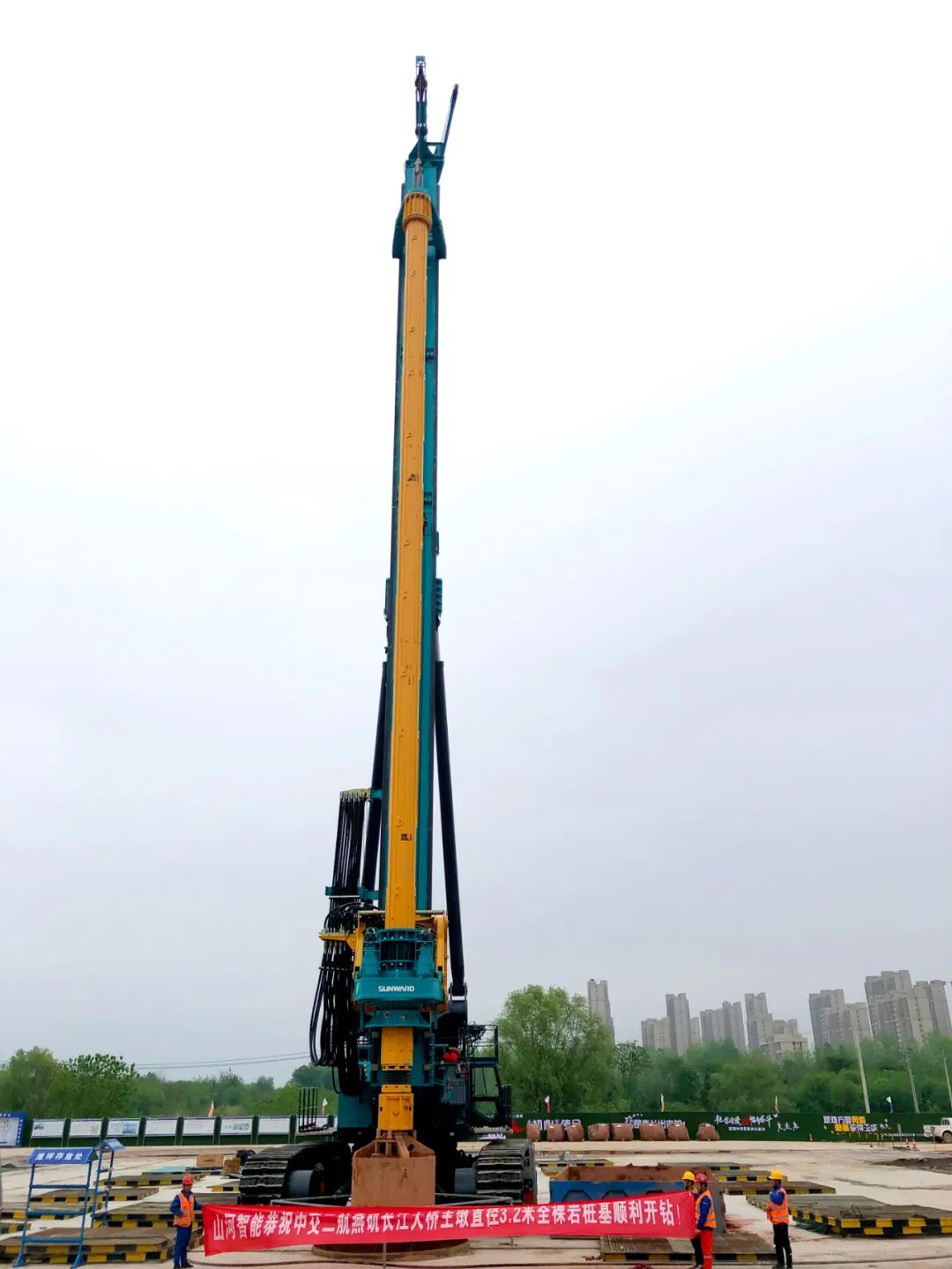 再啃“硬骨头”！山河智能“超级桩备”助建燕矶长江大桥