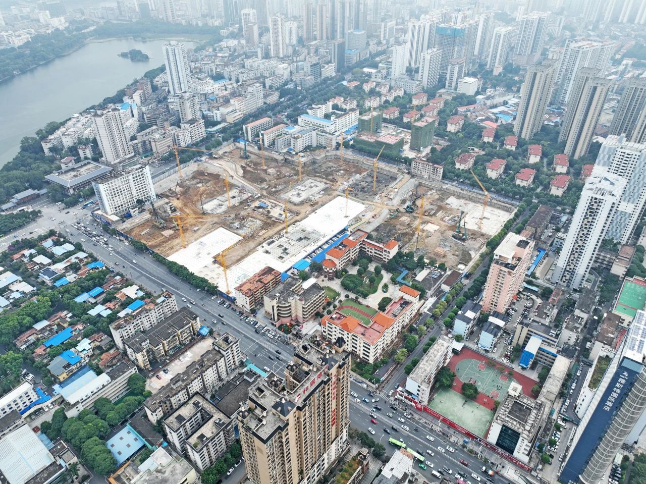 “绿巨人”显神威！山河智能引孔式静力压桩机助建“绿城”南宁民生项目