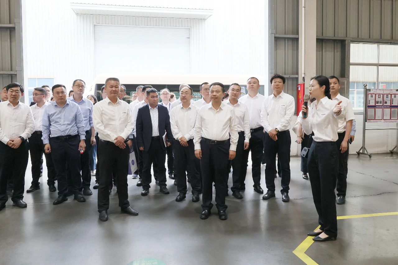 天能控股集团党委书记、董事长张天任率队到访山河智能