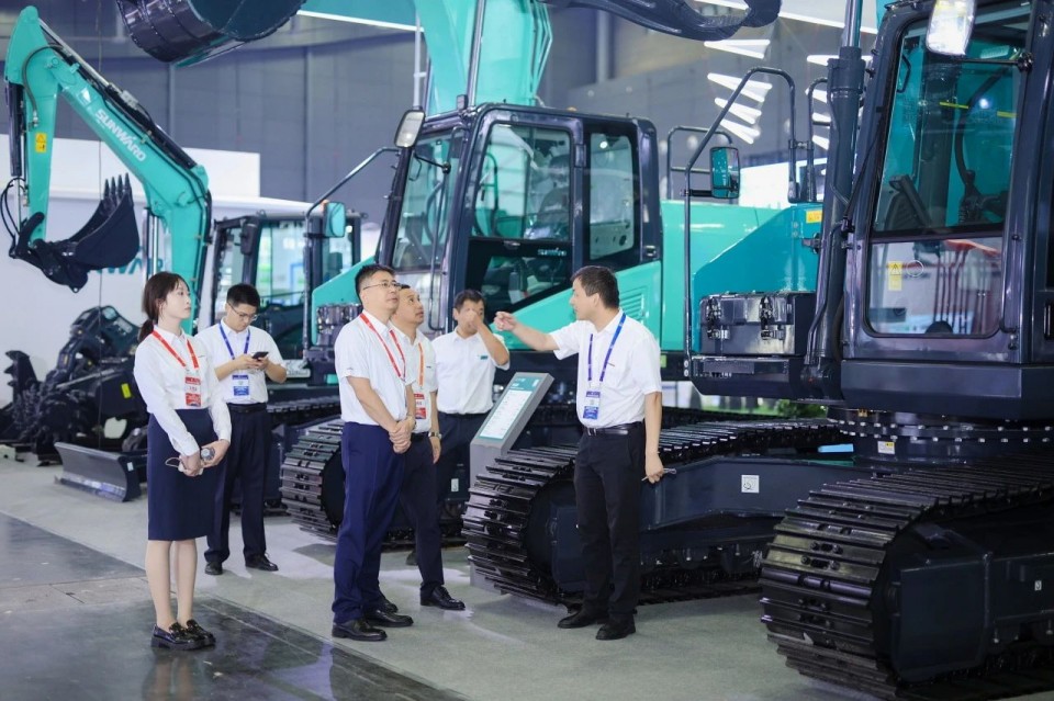 2025 CICEE | 从单一工具迈向多元化解决方案,山河智能呈现非凡挖掘机风采