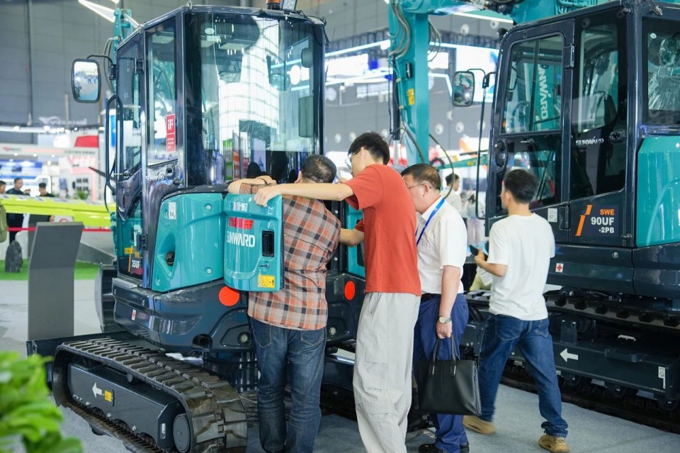 2025 CICEE | 从单一工具迈向多元化解决方案,山河智能呈现非凡挖掘机风采