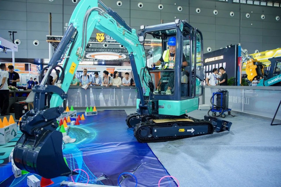 2025 CICEE | 从单一工具迈向多元化解决方案,山河智能呈现非凡挖掘机风采