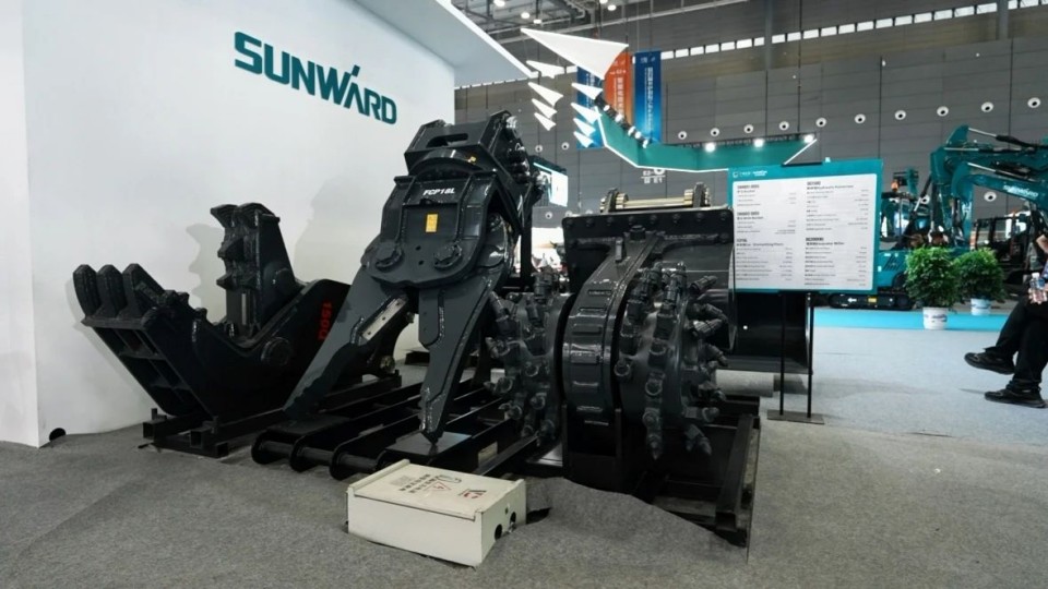 2025 CICEE | 从单一工具迈向多元化解决方案,山河智能呈现非凡挖掘机风采