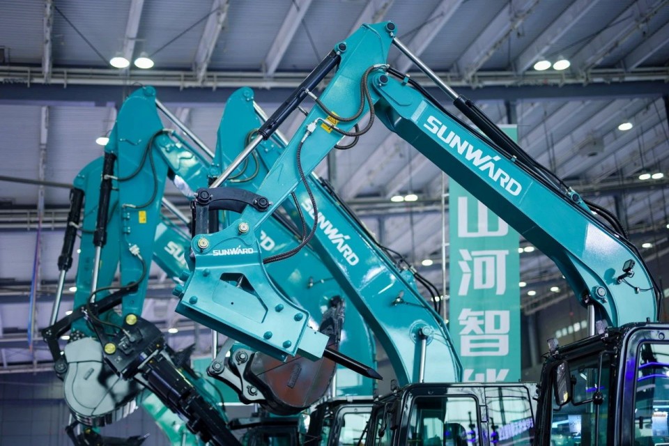2025 CICEE | 从单一工具迈向多元化解决方案,山河智能呈现非凡挖掘机风采