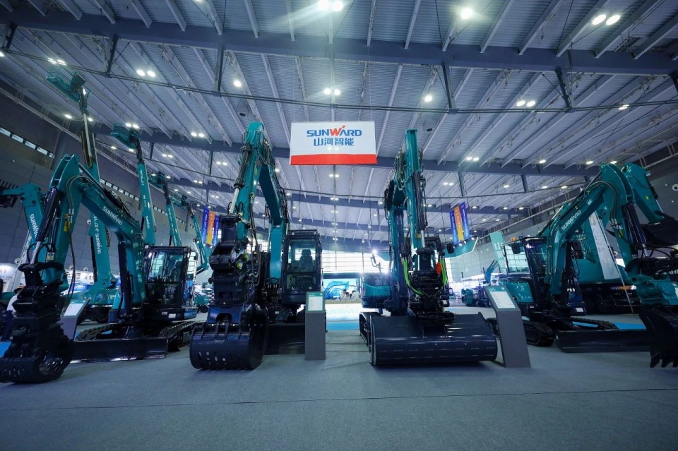 2025 CICEE | 从单一工具迈向多元化解决方案,山河智能呈现非凡挖掘机风采