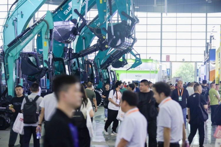 2025 CICEE | 打造极致精品化，山河智能挖掘机“圈粉”长沙展