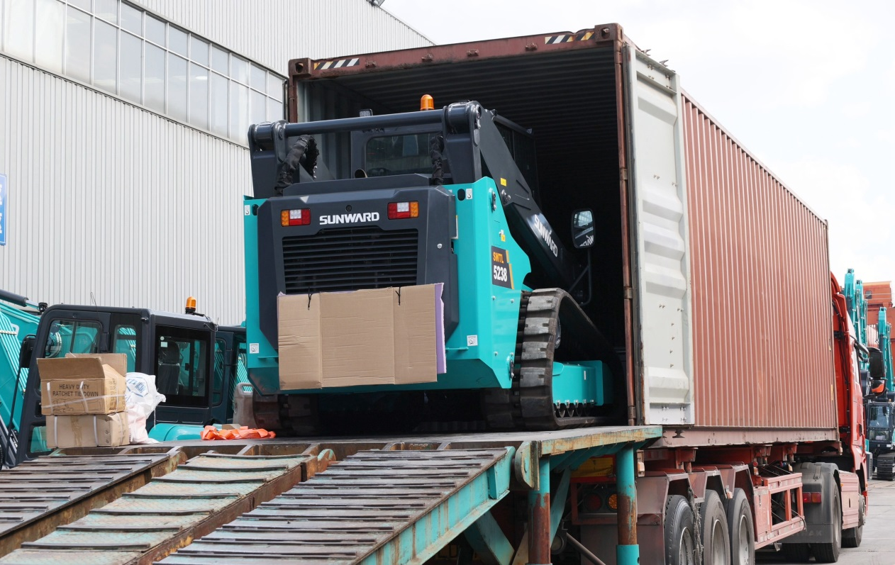 高端装备再获国际认可！山河智能最大吨位垂直举升履带式滑移装载机批量发往北美