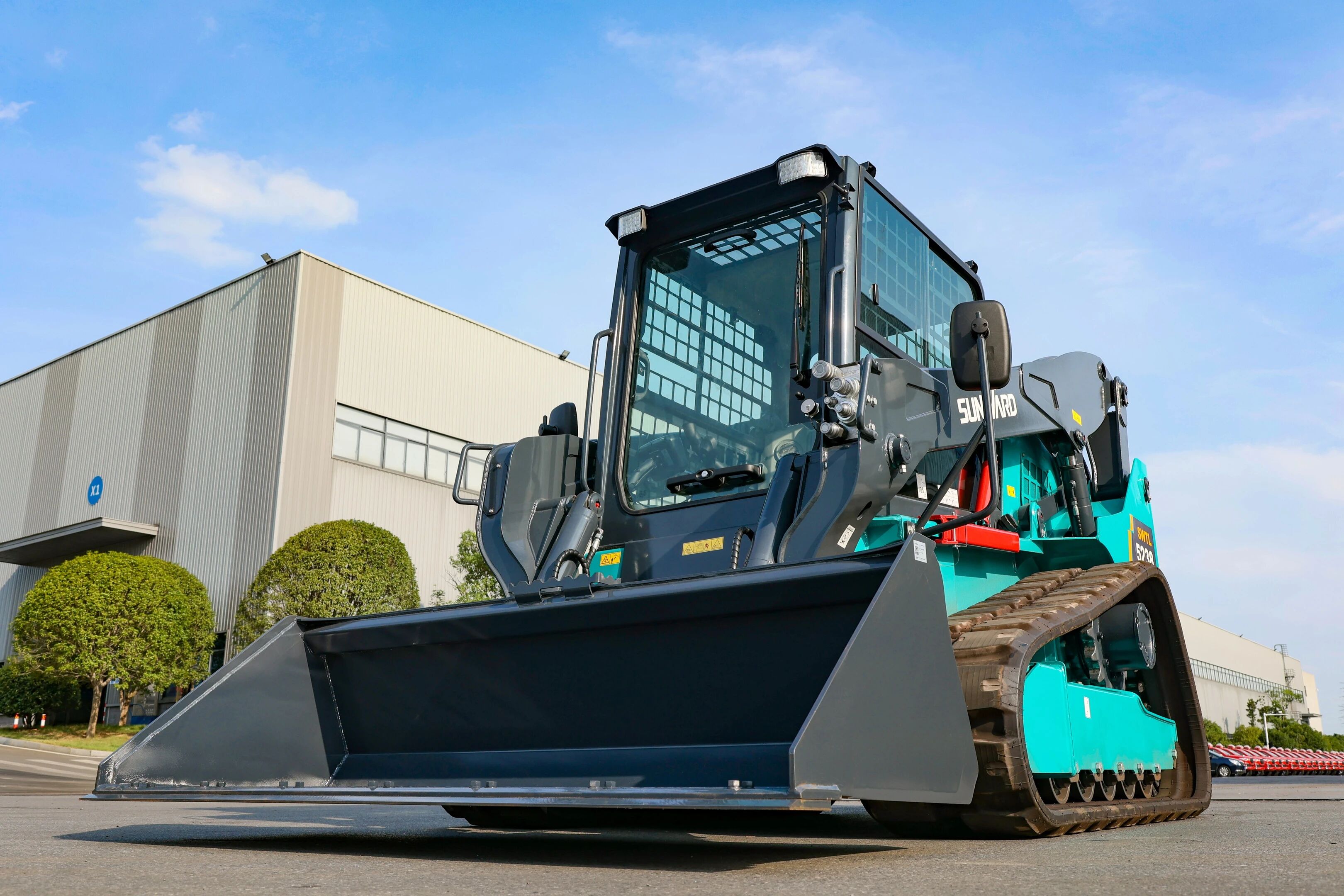 高端装备再获国际认可！山河智能最大吨位垂直举升履带式滑移装载机批量发往北美