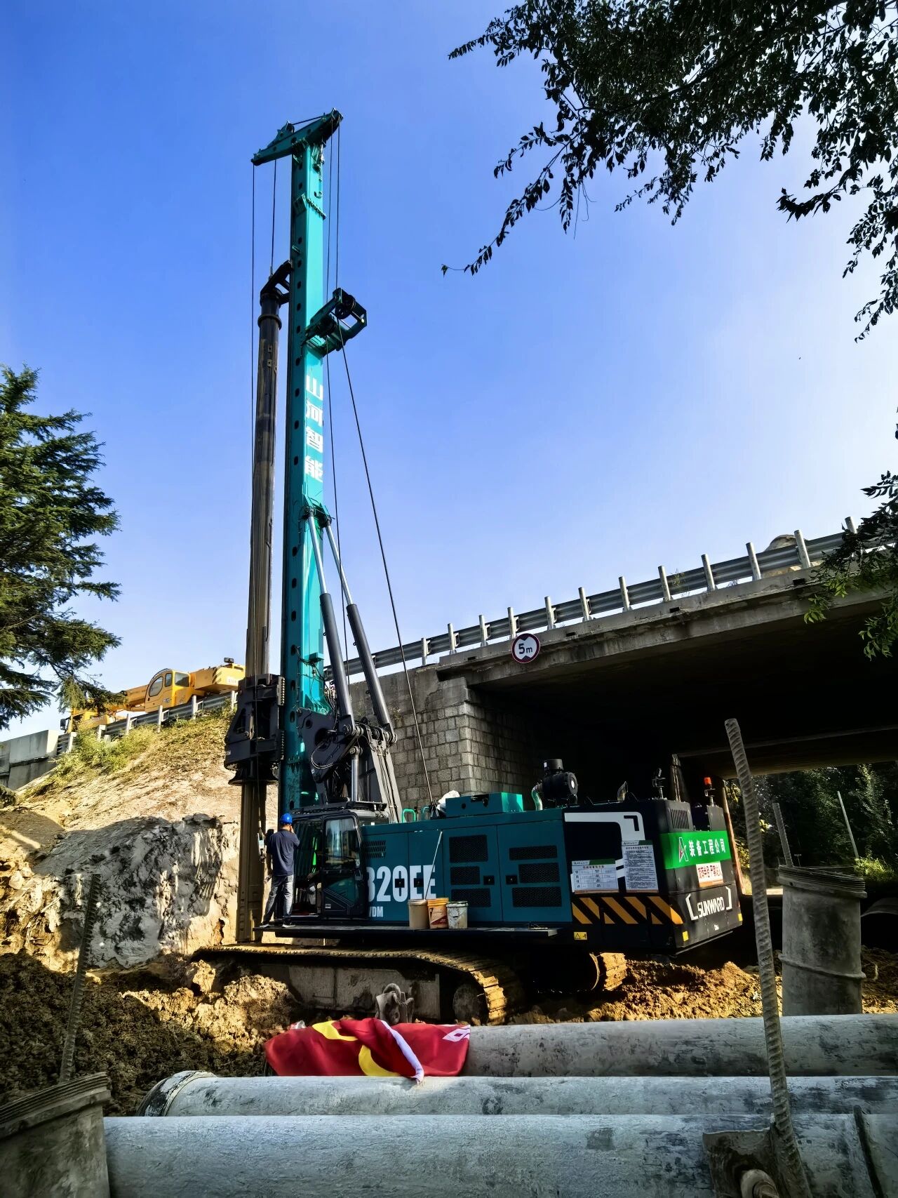 山河智能增程式电动旋挖钻机助力山东高速建设,绿色施工成效显著